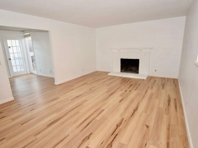 Building Photo - 1360 Gardenia St