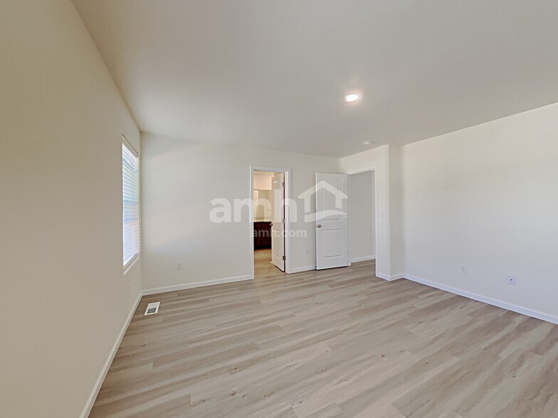 Building Photo - 1415 W 16th Ave