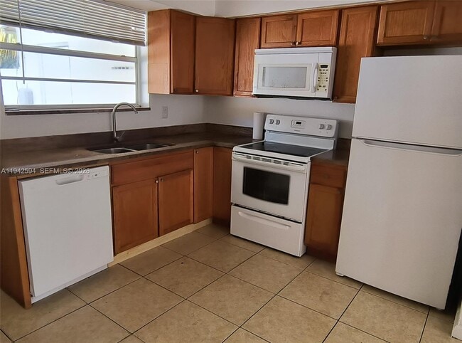 Building Photo - 4900 SW 28th Terrace