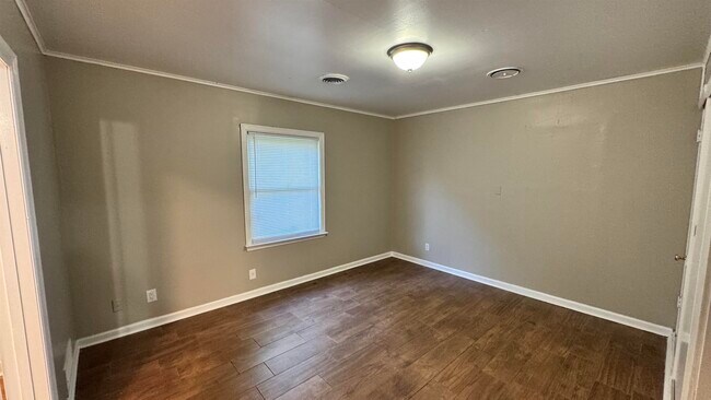 Building Photo - 1330 Victor Dr
