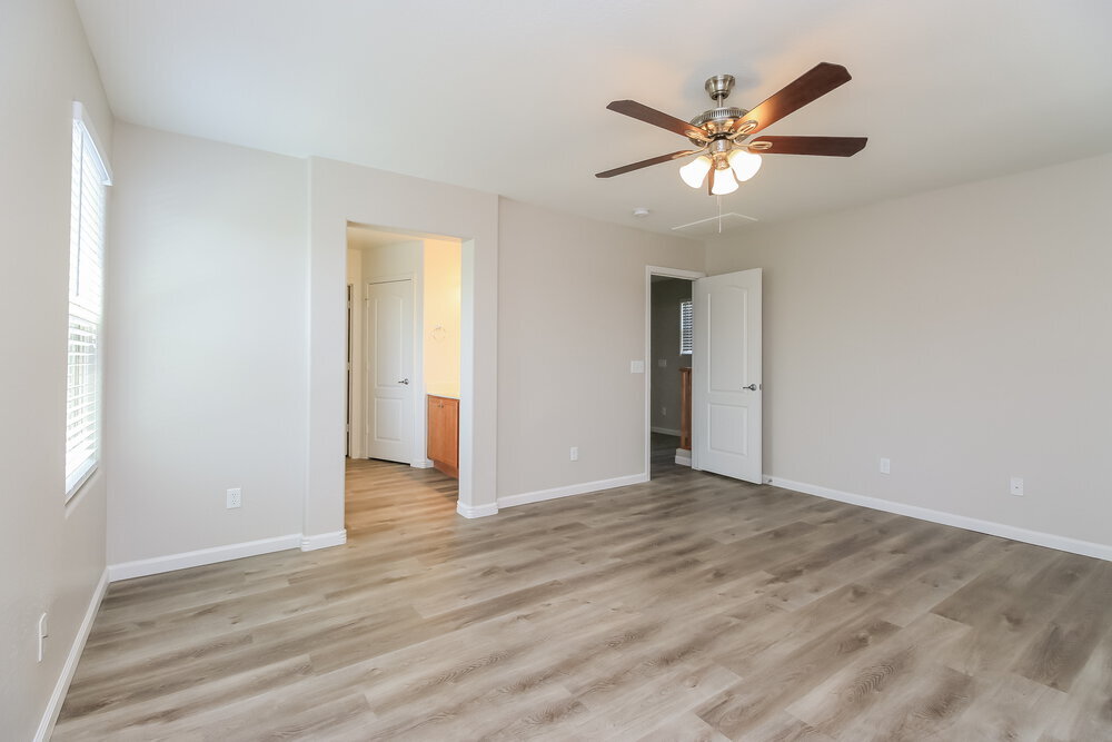 Building Photo - 899 S Pheasant Dr