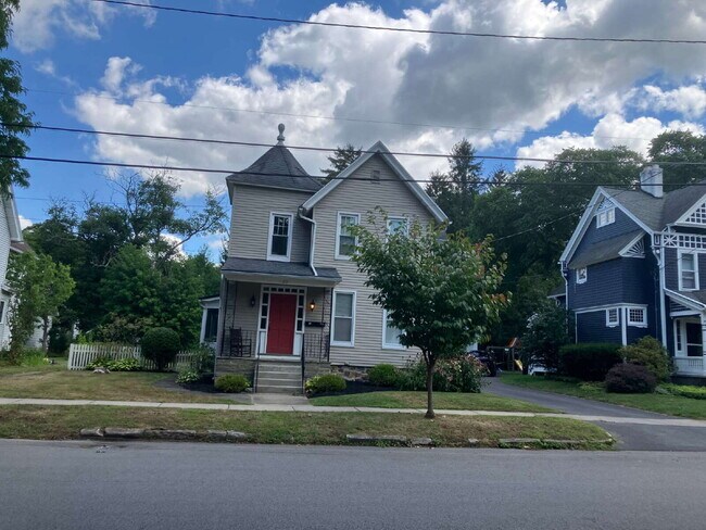 Building Photo - Available October 1 in the Village of Fairport!  2 Bedroom 1 bath upper apartment for $1,515/mo