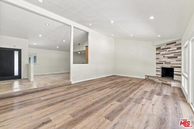 Building Photo - 15920 Gledhill St