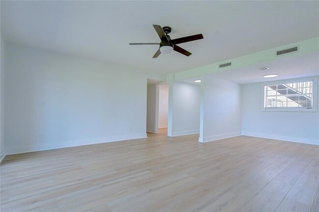 Building Photo - 200 Country Club Dr
