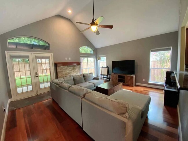 Building Photo - 3301 Bradford Dr