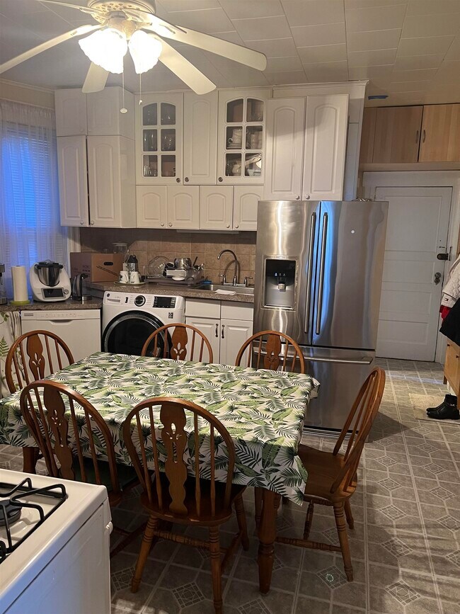 Building Photo - 405 AVENUE E