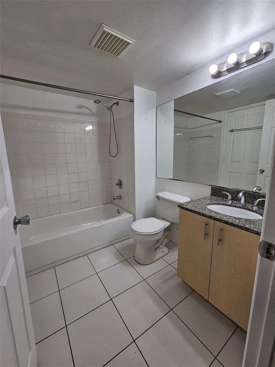 Building Photo - 2451 Centergate Dr