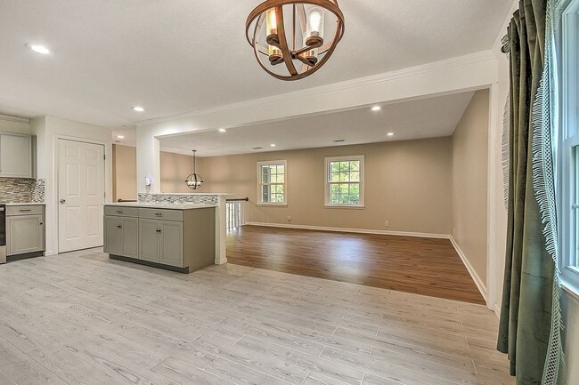 Building Photo - Beautiful split foyer home in Colonial Hei...