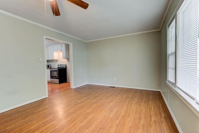 Building Photo - Freshly Updated House