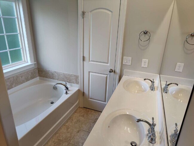 Building Photo - 847 Silver Leaf Dr
