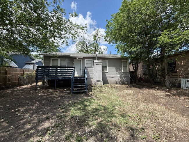 Building Photo - Charming 3BR Home w/ Hardwood Floors, Large Kitchen & Private Fenced Yard