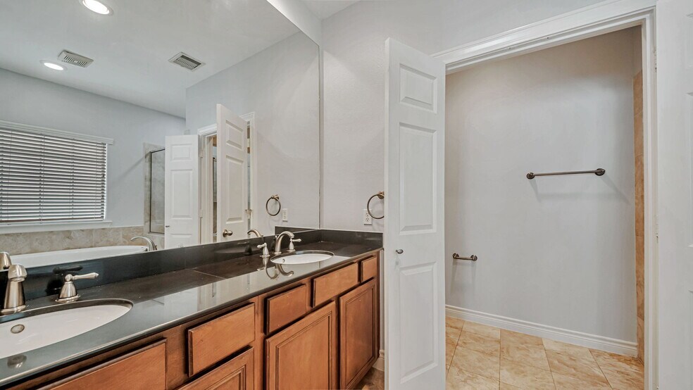 Building Photo - 9134 Lakes At 610 Dr