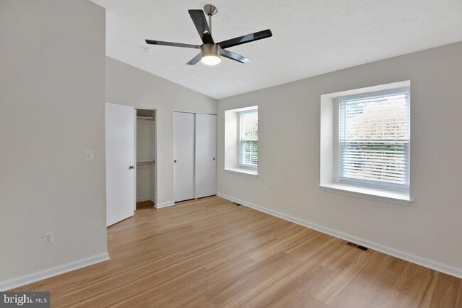 Building Photo - 890 Bayridge Dr