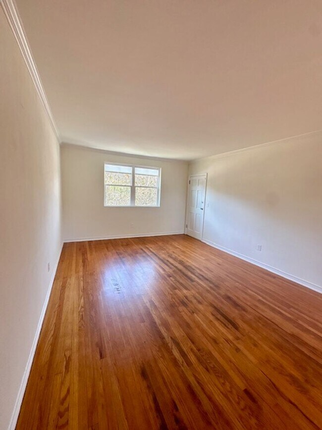 Building Photo - Renovated Three Bedrooms Condo in South Windermere- 6 mins from MUSC!