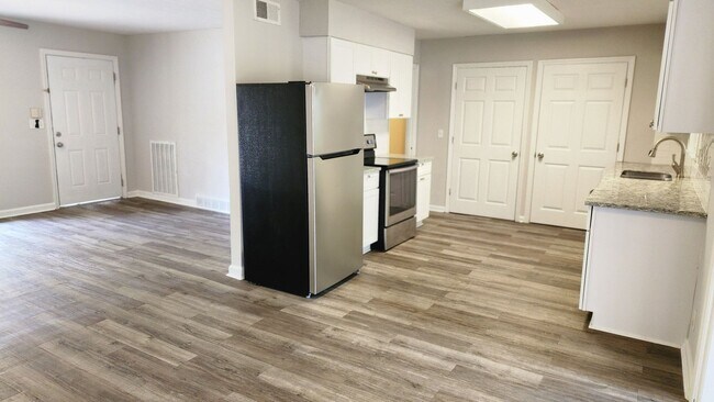 Building Photo - Turn the Key to Comfort & Convenience. MOV...