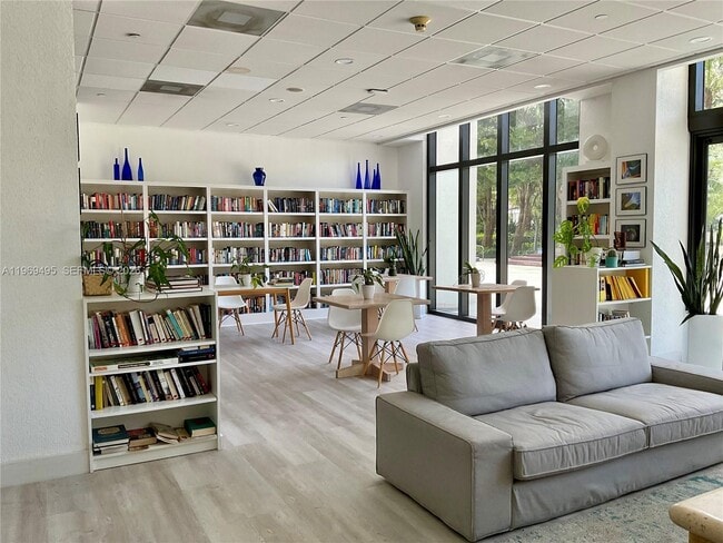 Building Photo - 1450 Brickell Bay Dr