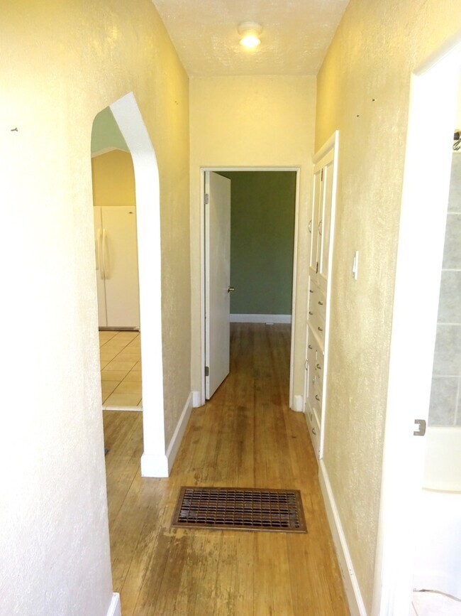 Building Photo - Bright and Charming Sunnyside Bungalow