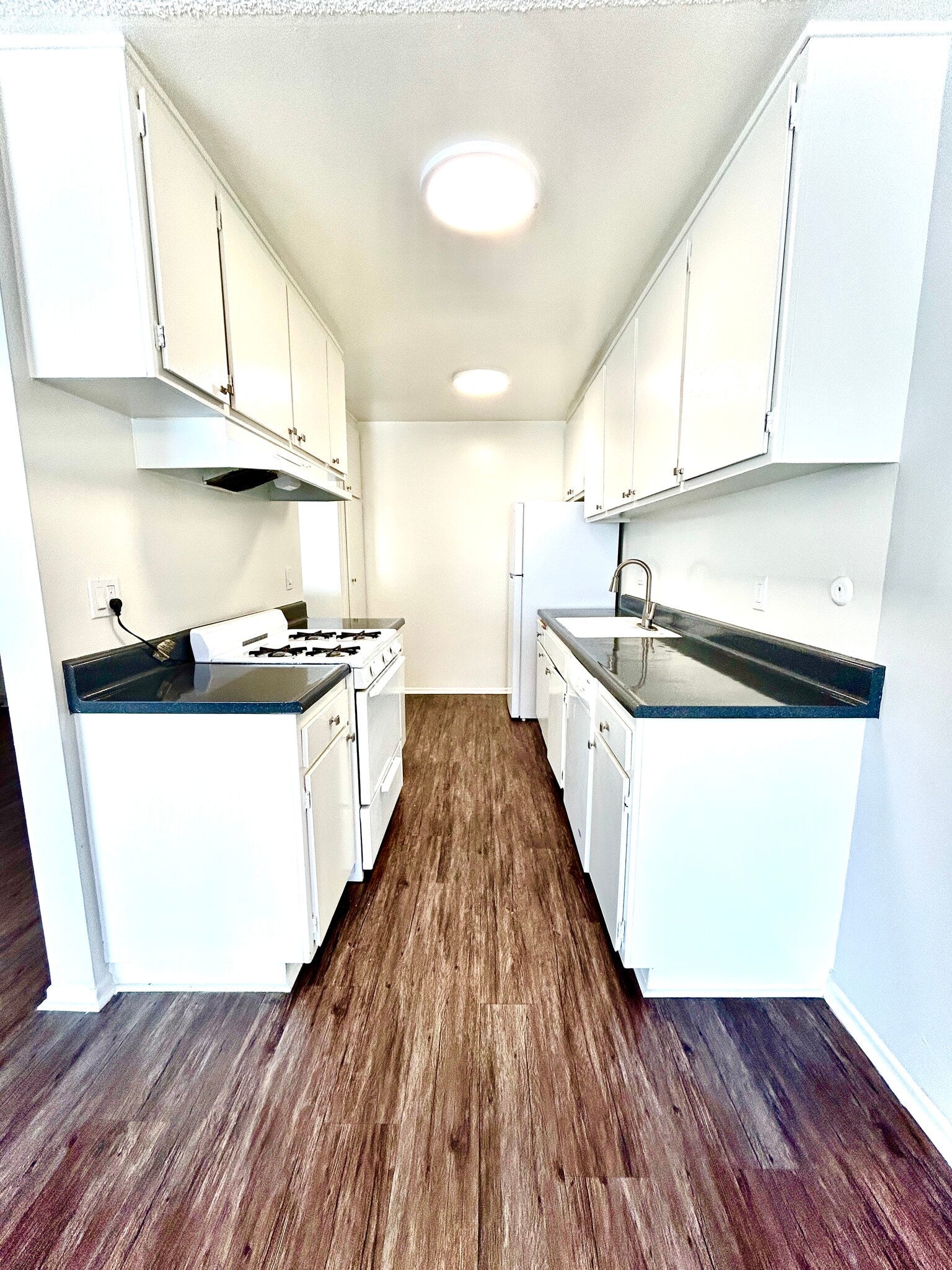 Building Photo - 14033 Burbank Blvd