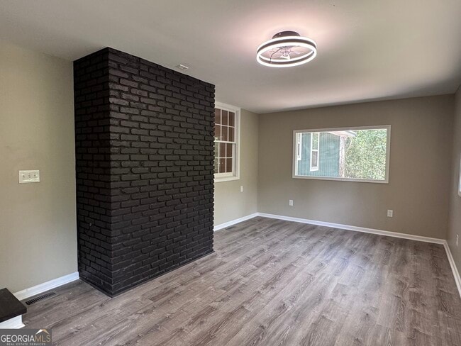 Building Photo - 304 Pinewood Dr