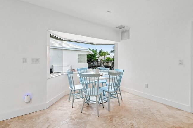 Building Photo - 1332 Tamarind Way