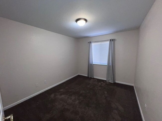 Building Photo - Beautifully maintained Elk Grove home with...