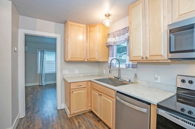 Building Photo - Prime Fircrest Location — Comfortable 2-Bedroom Home for Rent