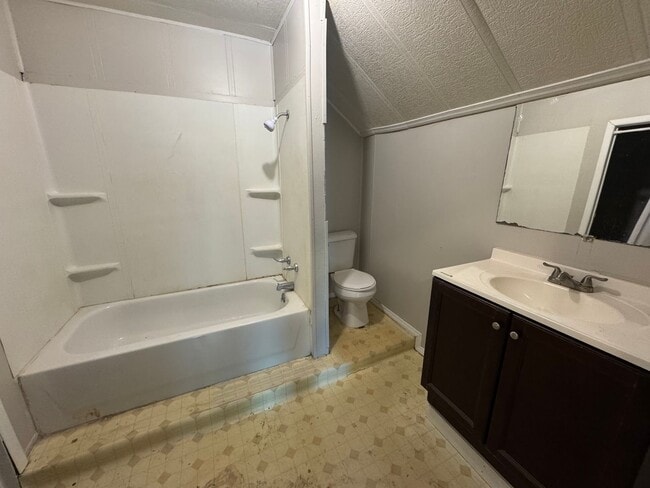 Building Photo - $795 - 2 bed 1 bath - Single Family Home