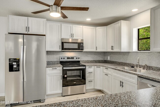 Building Photo - 1919 Poinsetta Blvd