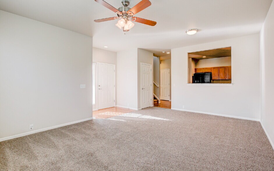 Building Photo - Granite Kitchen, Central AC, Oversized Gar...