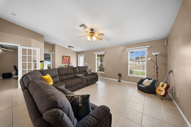 Building Photo - Beautiful 3 bedrooms 2 bathrooms single family home in Lehigh Acres