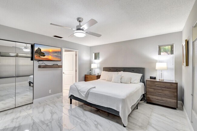 Building Photo - 10927 Dolphin Palm Ct