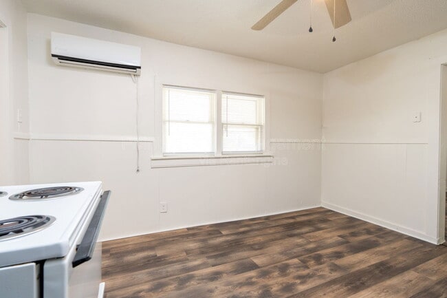 Building Photo - 1160 S Richmond Ave