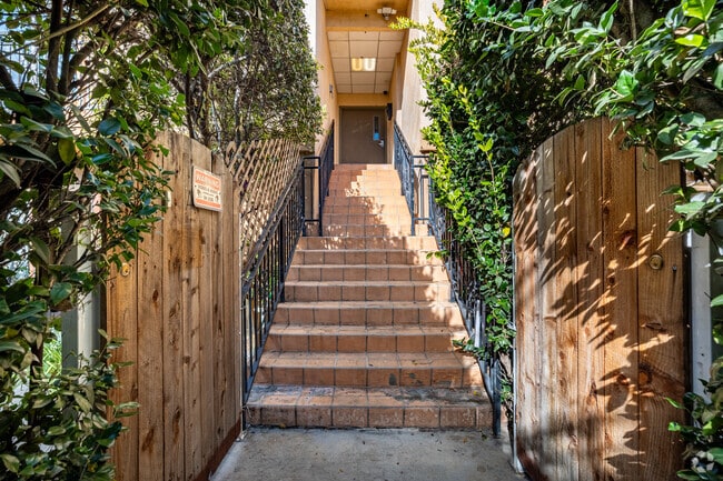 Building Photo - 14655 Vanowen St