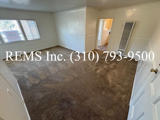 Building Photo - Refurbished Upstairs Apartment w/ Parking