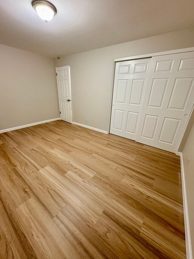 Building Photo - $1500 Off First Month! Remodeled Shoreline Home