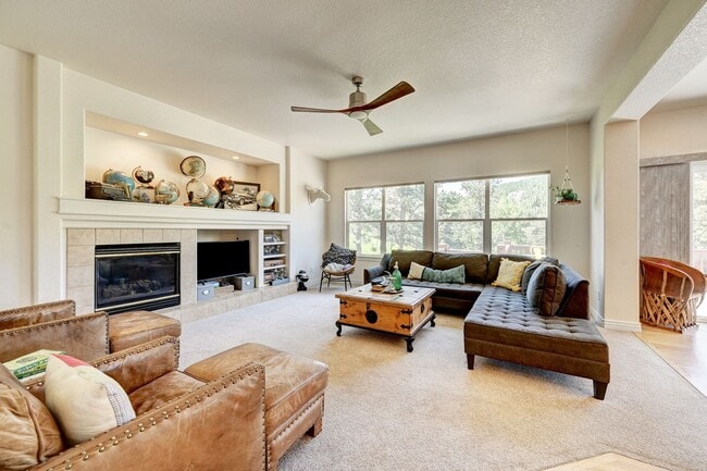 Building Photo - Beautiful Evergreen Home