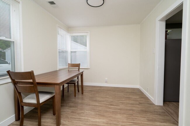 Building Photo - 3 Bed/1 Bath duplex