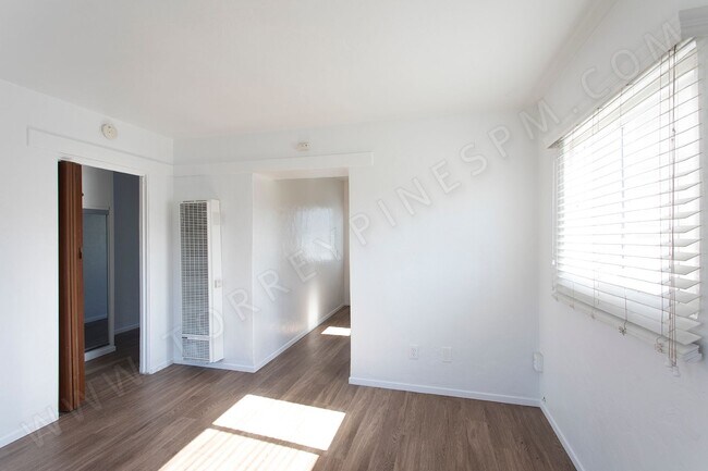 Building Photo - *OPEN HOUSE: 8/17 10-11AM* 1 BR Cottage in...