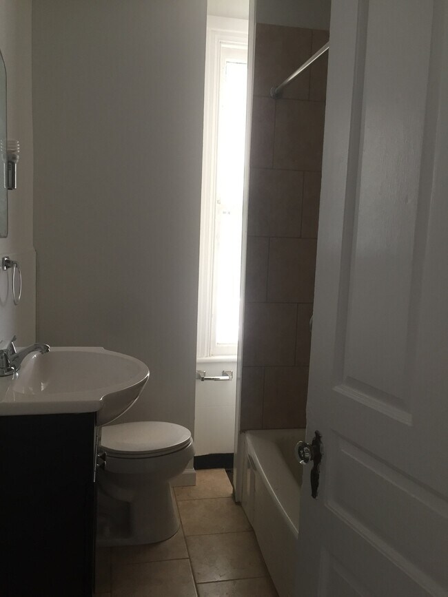 Building Photo - Large 2nd Floor, 4 Bedroom Apartment in York City Near Farquhar Park