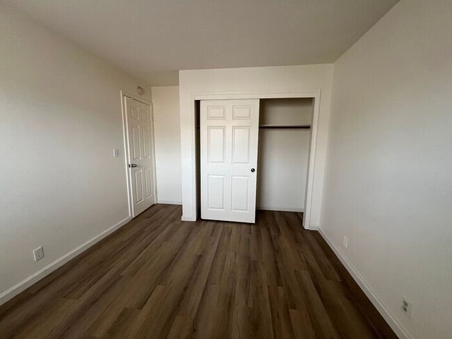 Building Photo - 2BD/2.5BA Townhouse w/ New Appliances & HV...