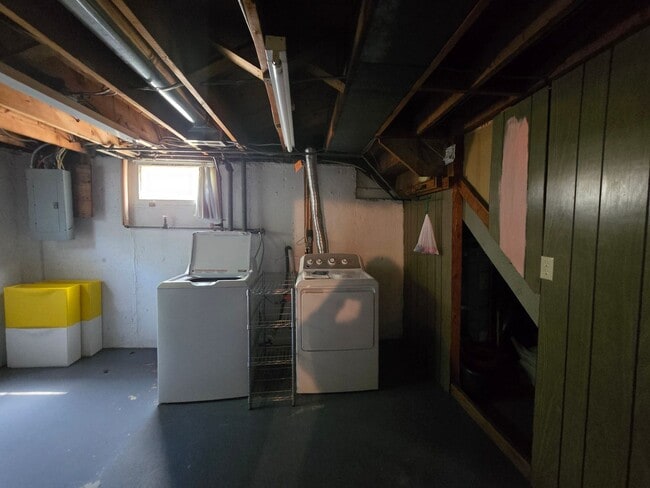 Building Photo - Lovely 2 Bedroom (with 1 bonus room), 2 ba...
