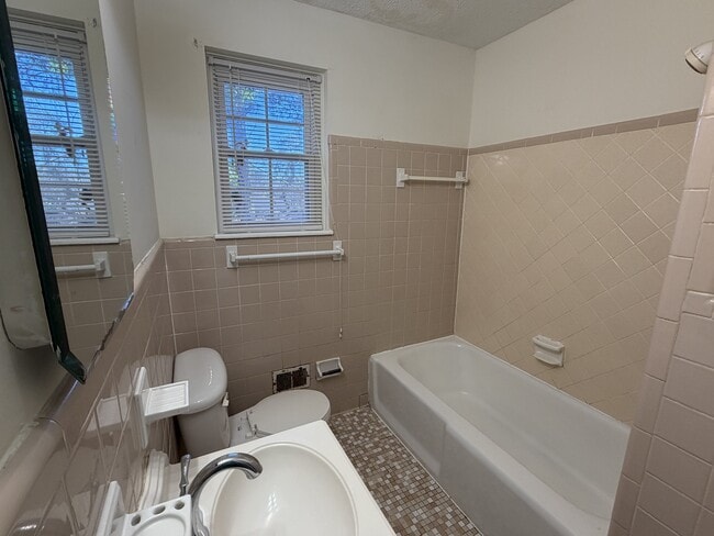 Building Photo - 1542 S Beltline Blvd