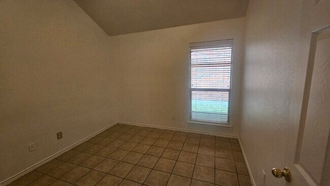 Building Photo - 2100 Cantura Dr