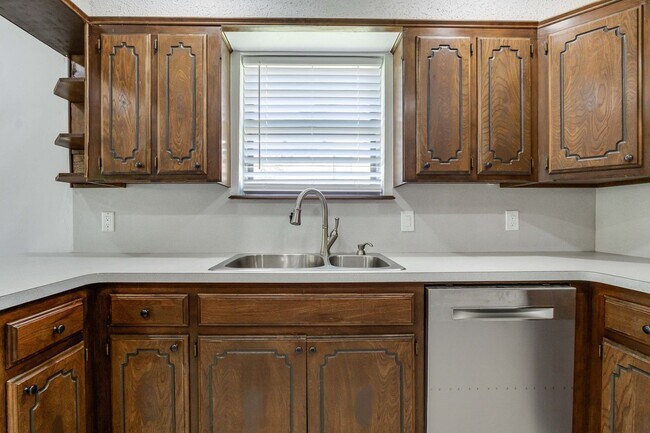 Building Photo - WALK JUST 2 BLOCKS TO EDMOND MEMORIAL – AV...