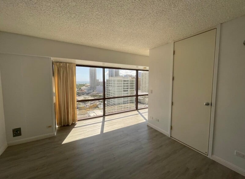 Building Photo - 1750 Kalakaua Ave