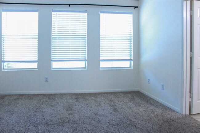 Building Photo - 16945 Scenic Knoll