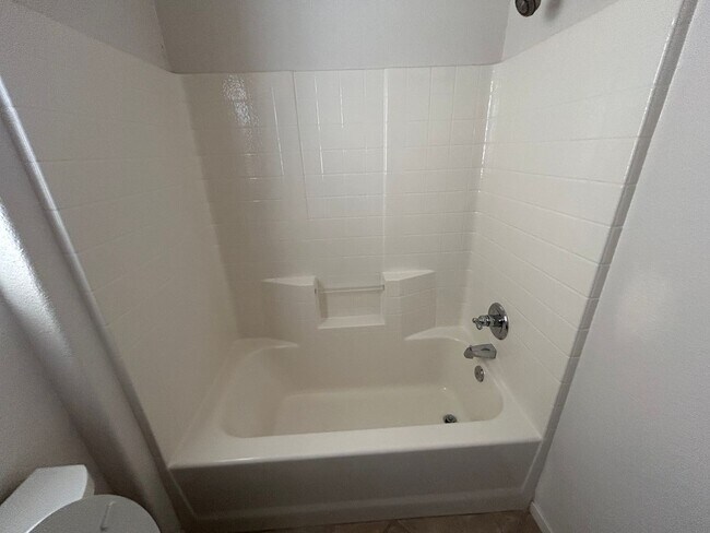 Building Photo - 2614 W Oakridge Ave