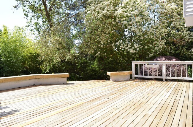 Building Photo - Spacious Somerset Home Near Top Schools an...