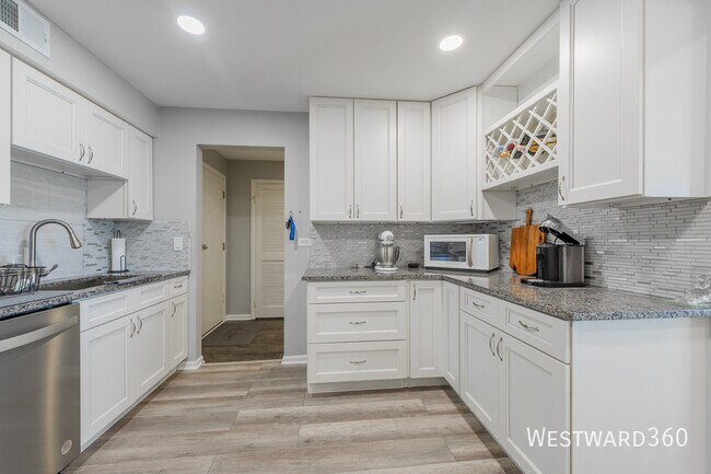 Building Photo - 5601 Carriage Way Dr