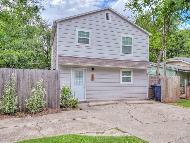 Primary Photo - 1129 N Douglas Ave